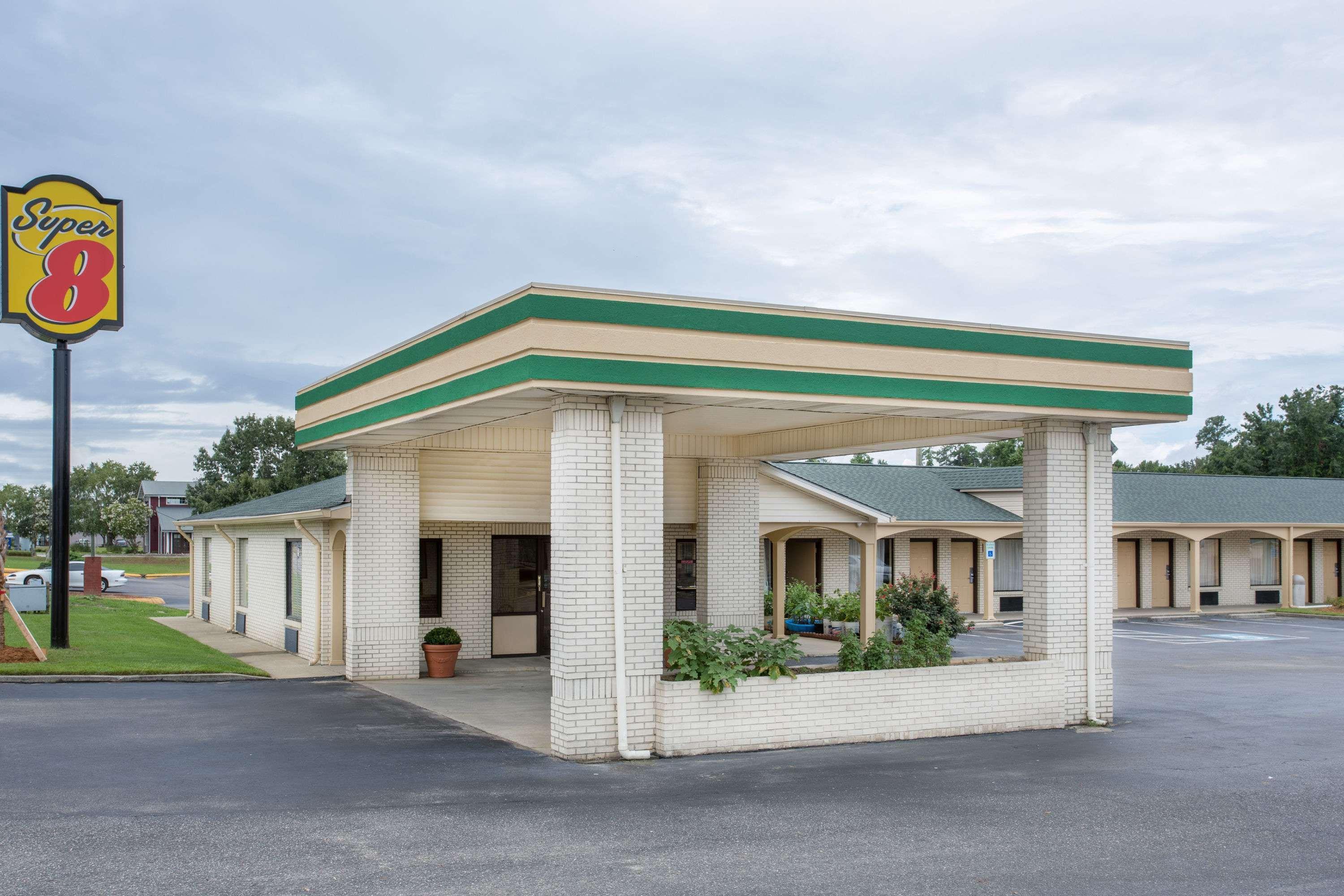 Super 8 By Wyndham Sumter Motel Exterior photo