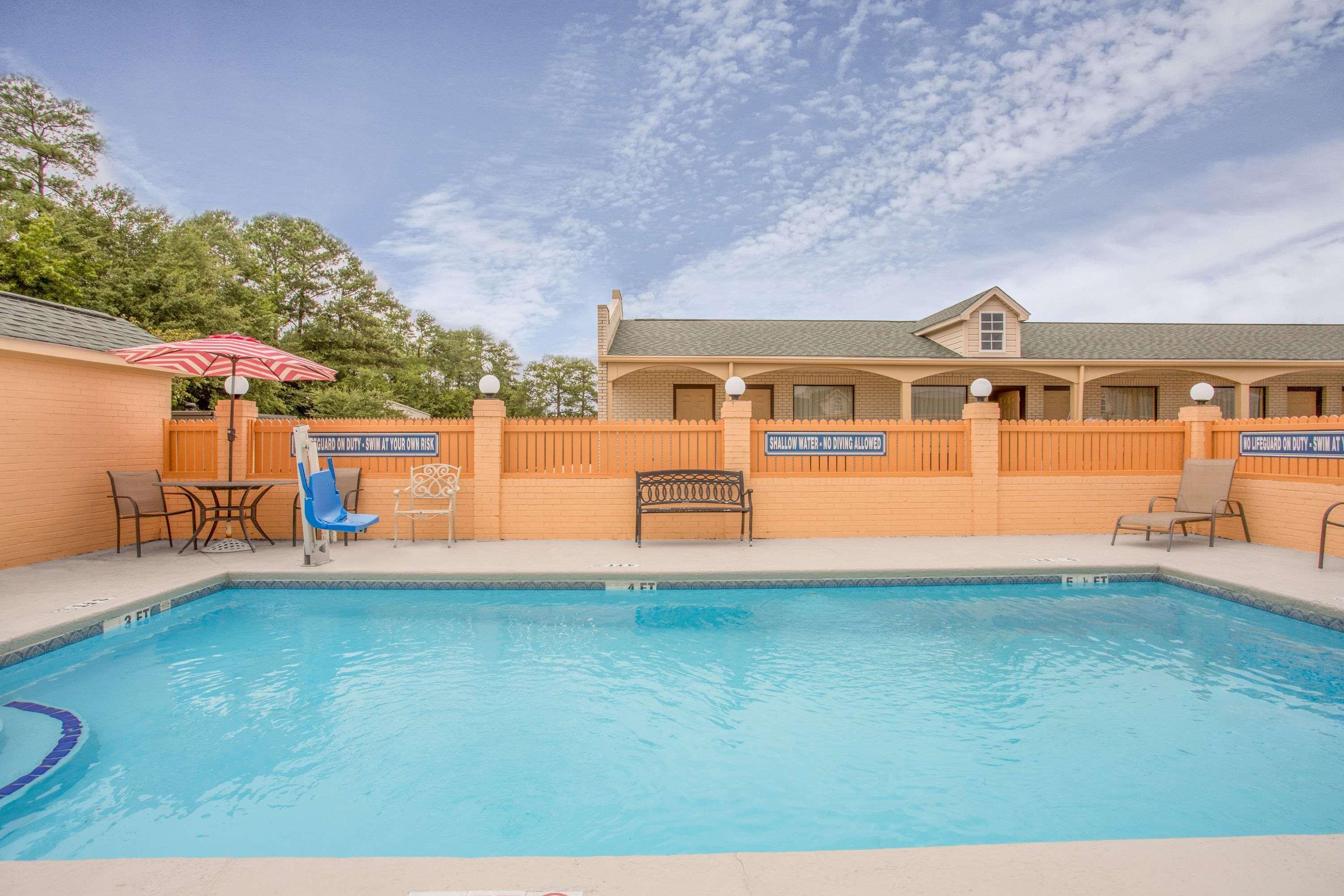 Super 8 By Wyndham Sumter Motel Exterior photo
